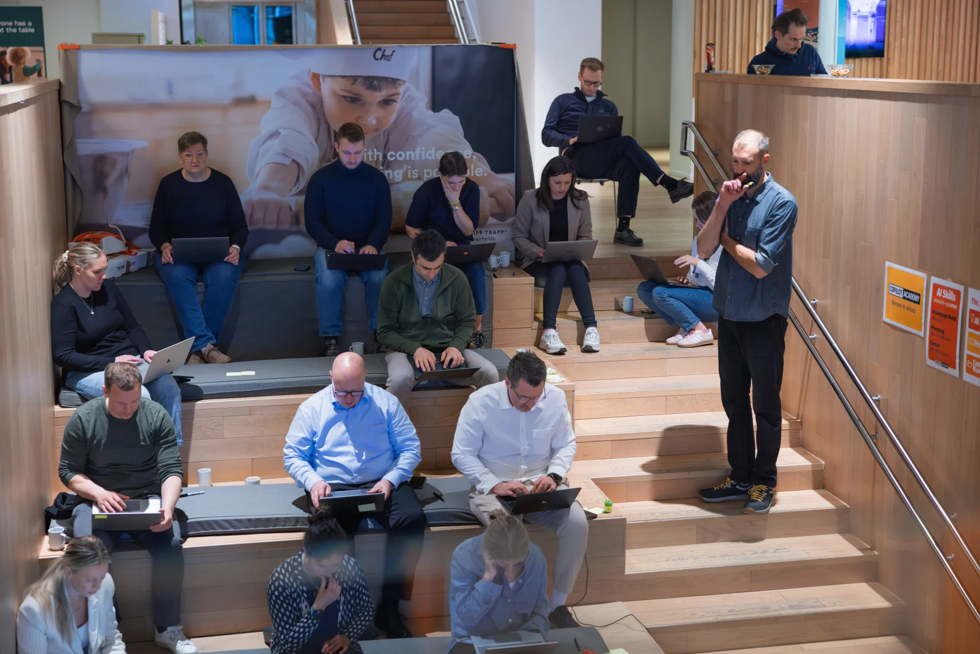 Overzicht van de bleacher-zaal terwijl de trainer rondloopt bij Stokke