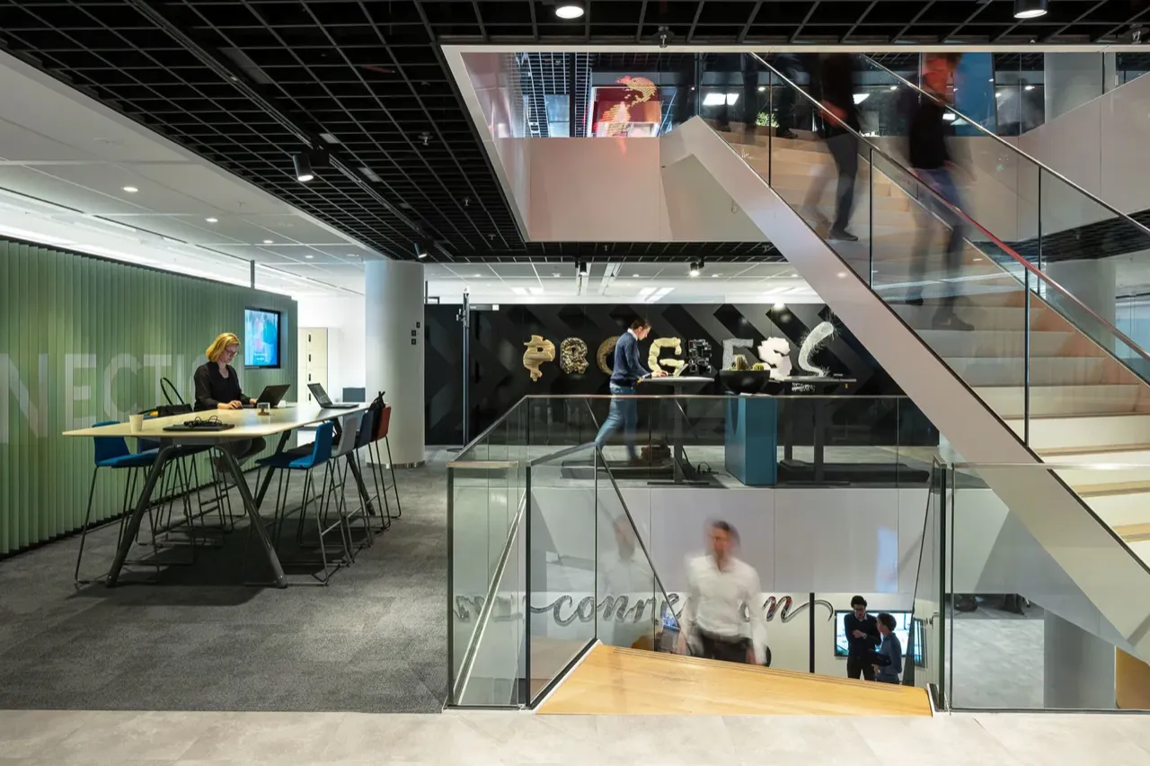 Modern kantoor met open werkruimtes